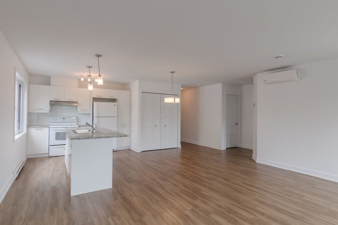 1800 Victoria - Photo 2 of 14