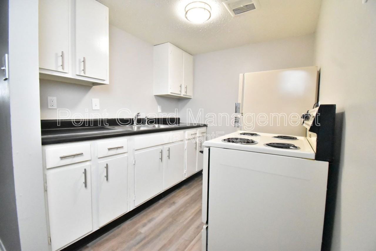 1501 Oxford Pl #4 - Photo 2 of 14