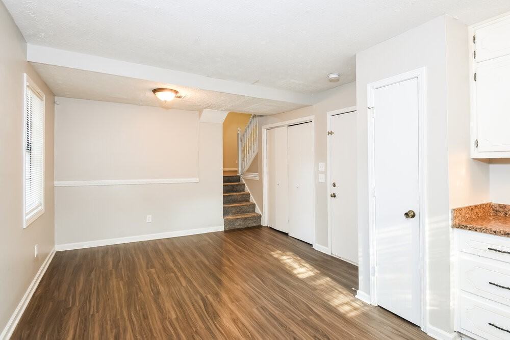 5376 Whitney Ct - Photo 5 of 17
