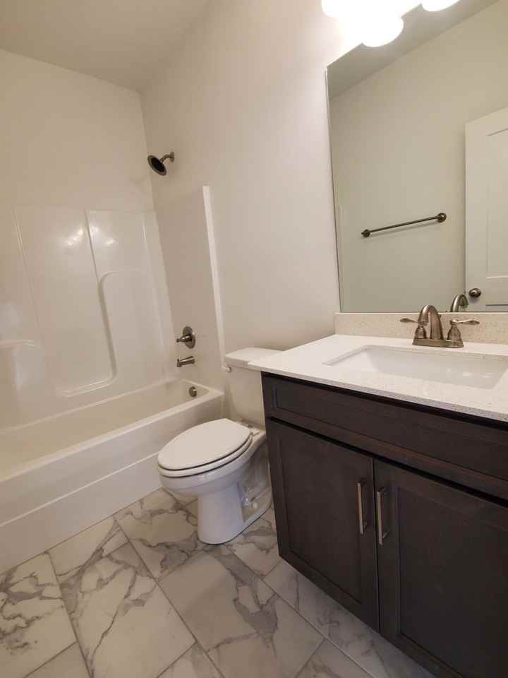 220 Hermitage Point Dr - Photo 3 of 10