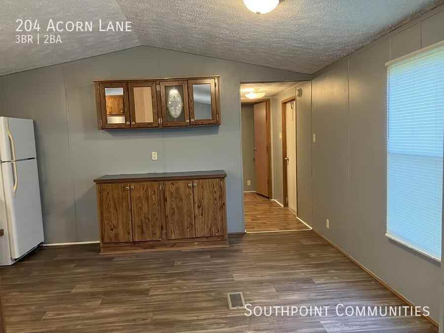 204 Acorn Ln - Photo 2 of 8