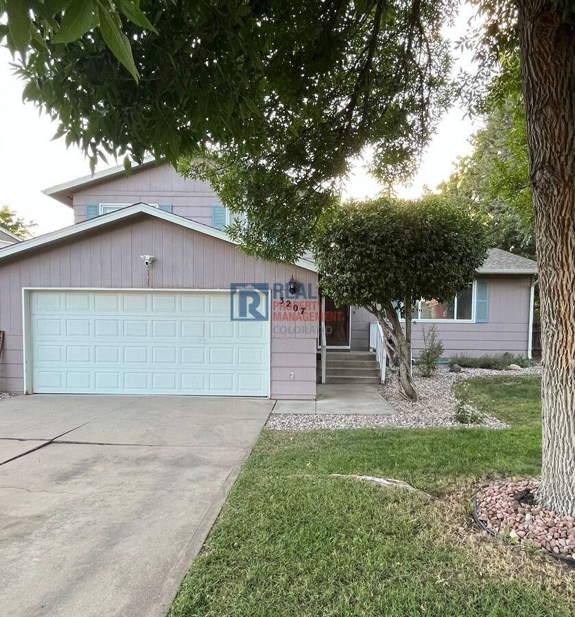 3207 Camelot Dr - Photo 2 of 17