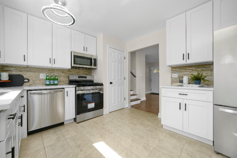 221 S Park Blvd - Photo 3 of 16