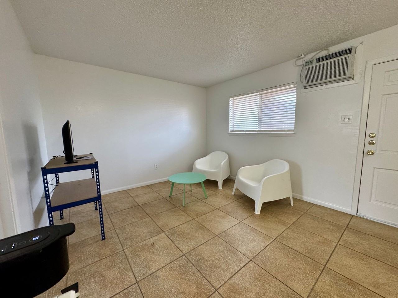 1415 Sewell St #17 - Photo 4 of 12