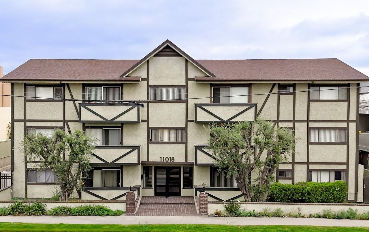 11018 Moorpark Apartments - Photo 2 of 8