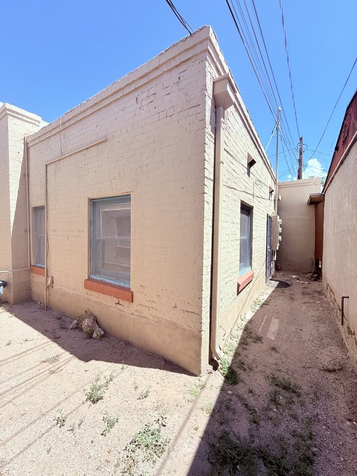 PM539 - 321 South Stone Avenue - Photo 2 of 14