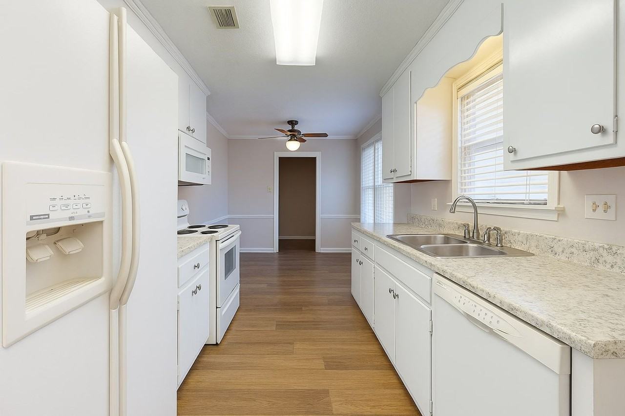 1806 Heatherton Dr - Photo 3 of 38