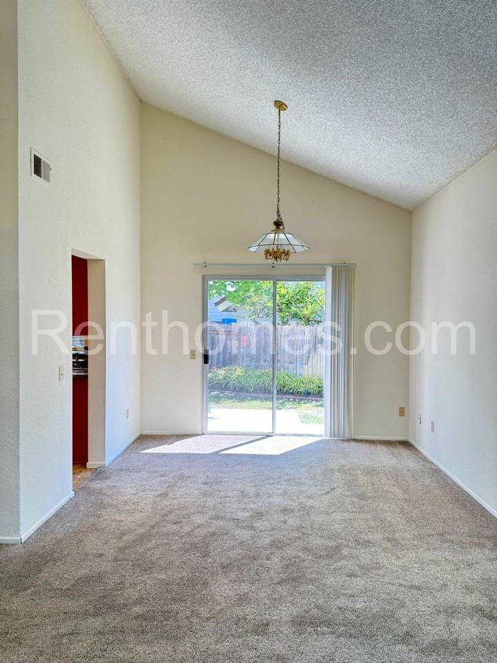 10515 Carrington Dr - Photo 3 of 30