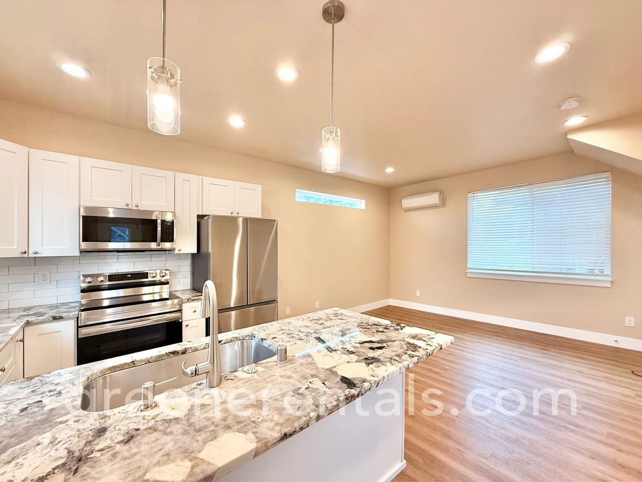 526 1/2 S Main St - Photo 5 of 26