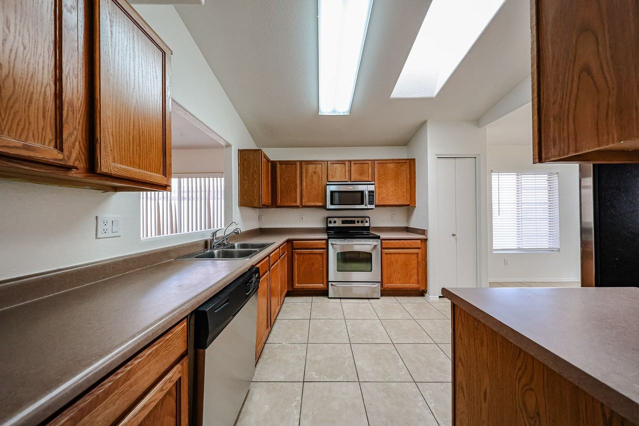 1438 S Oak St - Photo 2 of 44