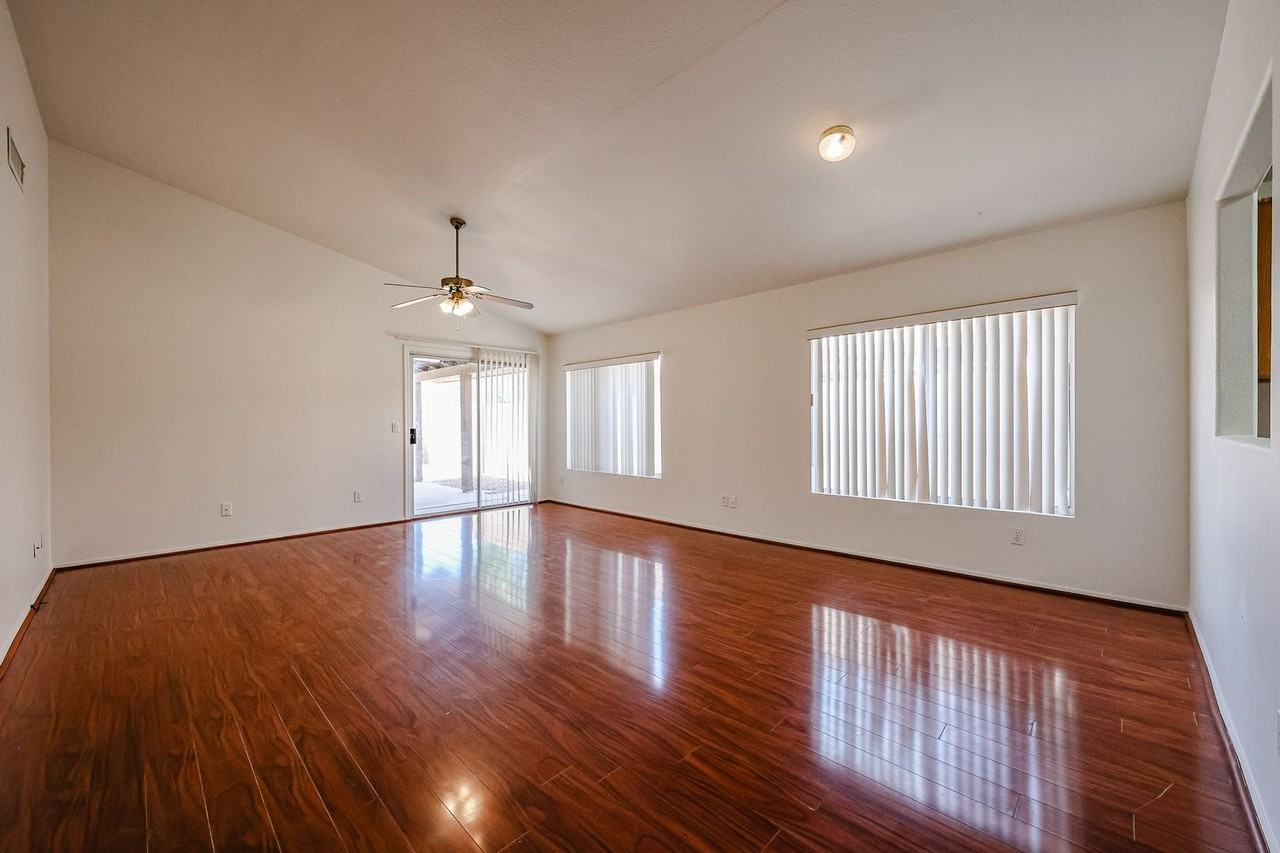 1438 S Oak St - Photo 3 of 44