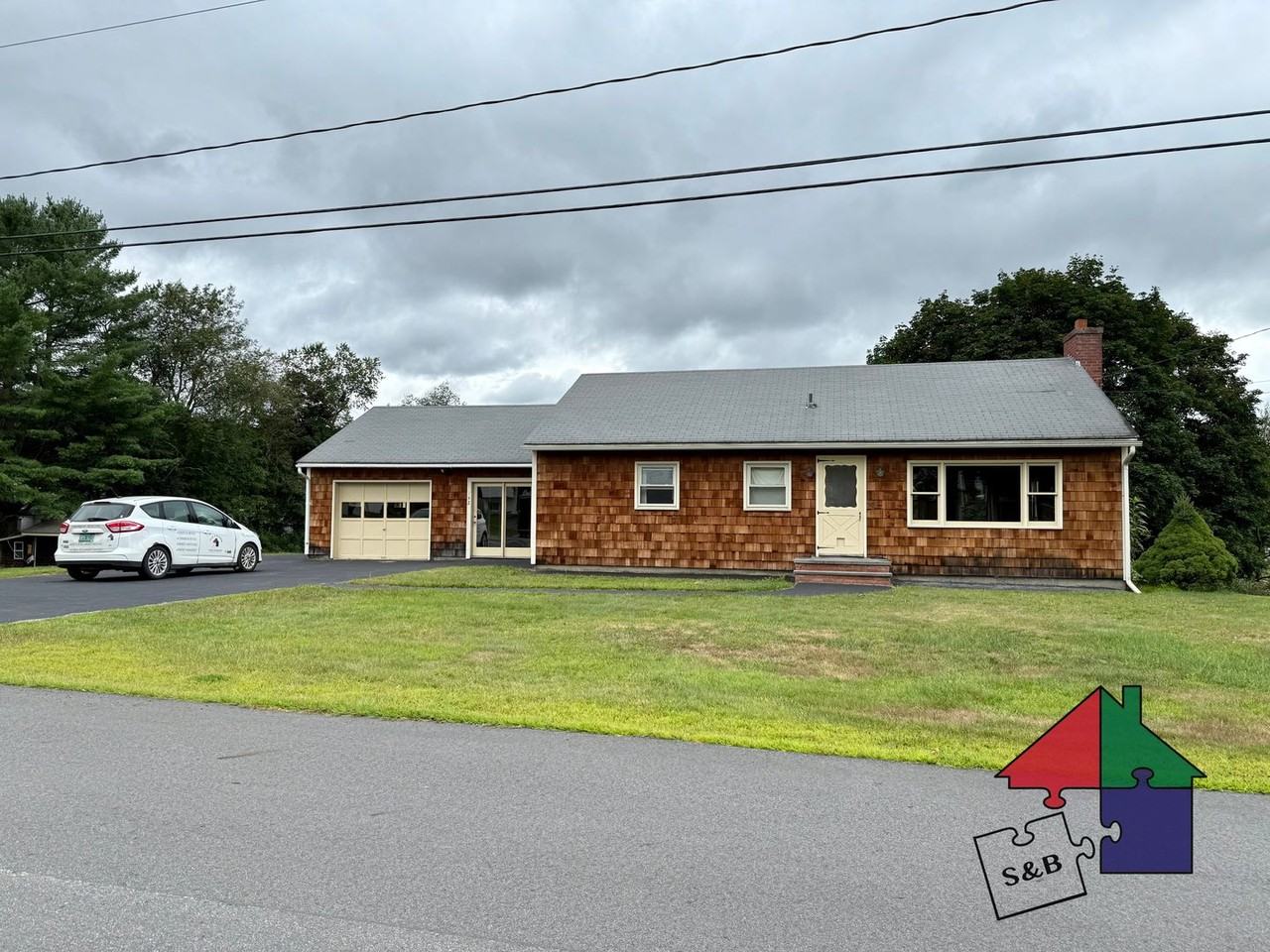 142 Dickinson Dr - Photo 2 of 28