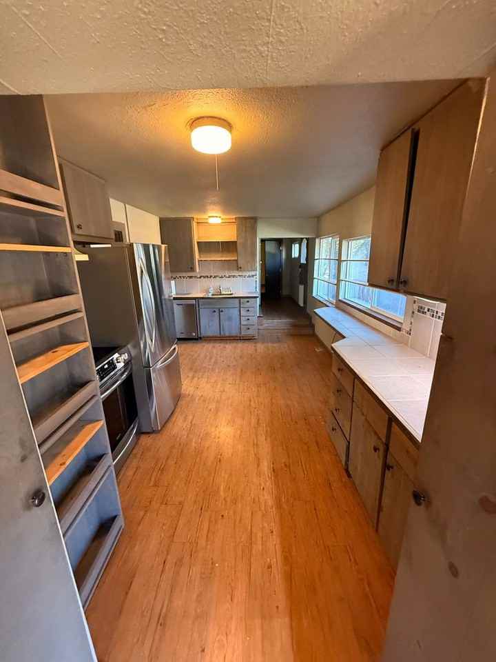 1313 Lookout Ave - Photo 3 of 14