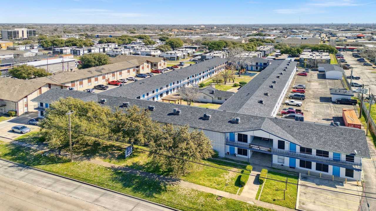 Hickory Apartments - Photo 4 of 34