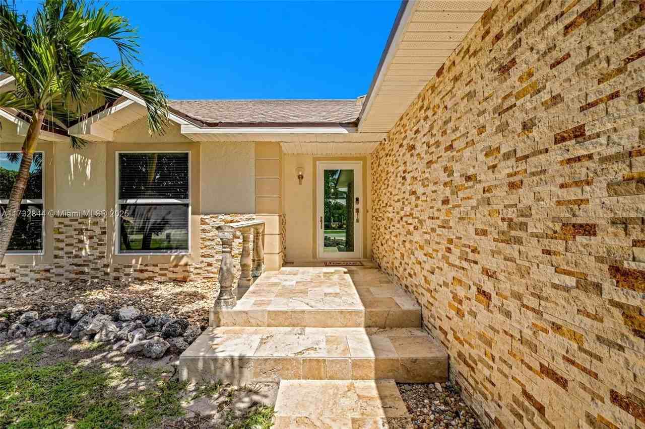 1318 Bayport Avenue - Photo 2 of 29