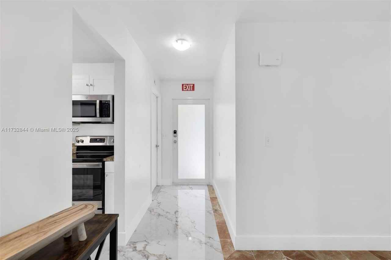 1318 Bayport Avenue - Photo 3 of 29