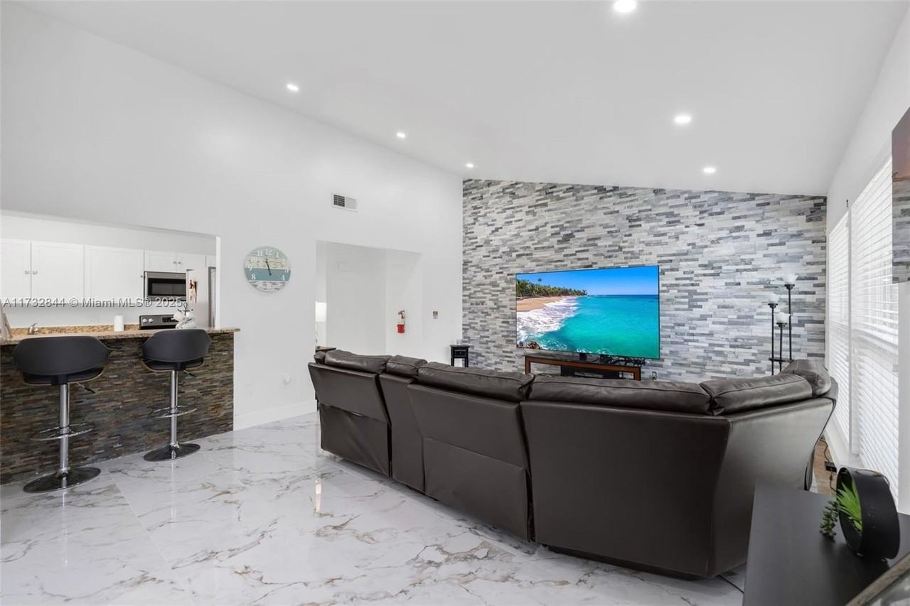 1318 Bayport Avenue - Photo 4 of 29