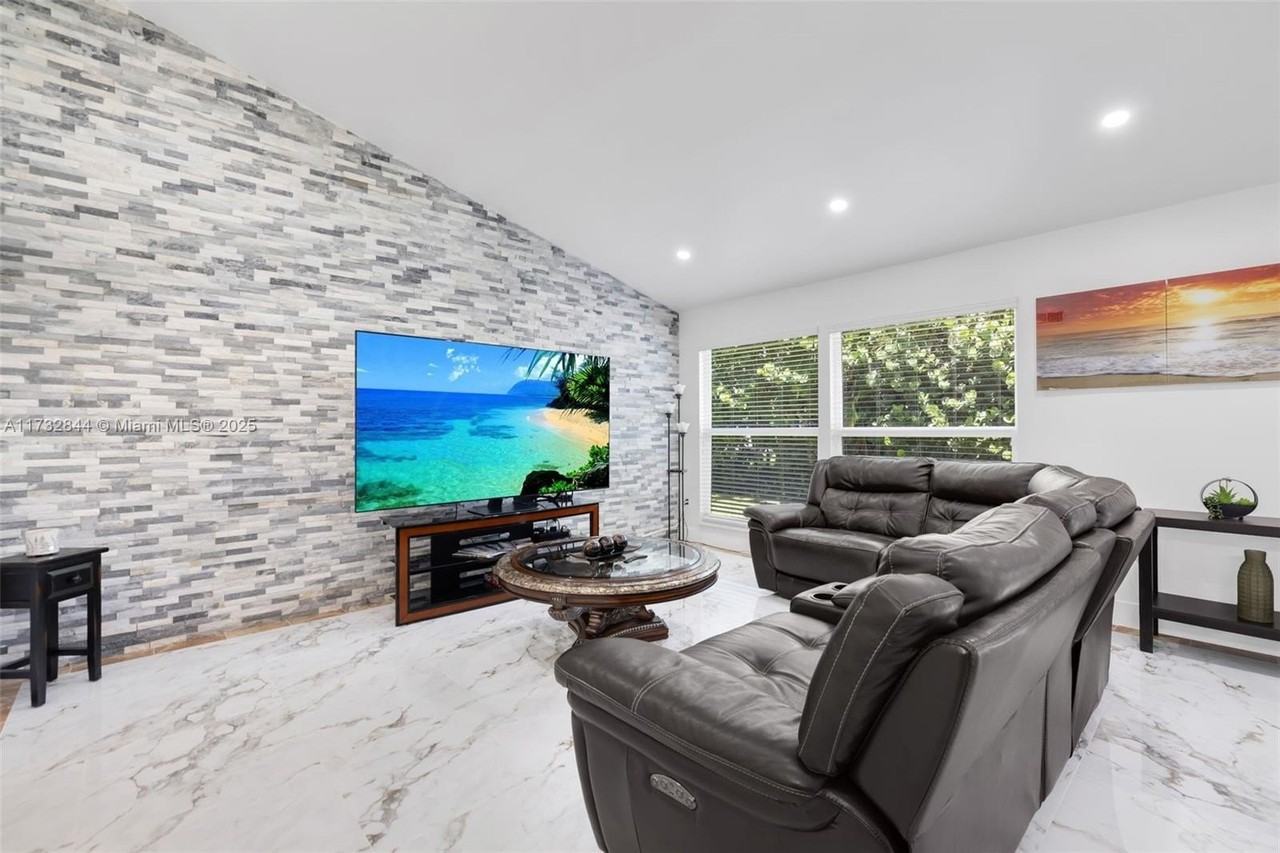 1318 Bayport Avenue - Photo 5 of 29