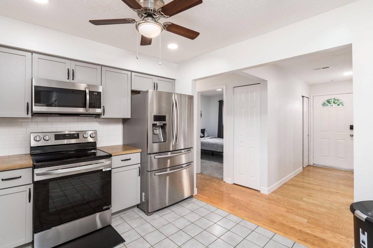 Botsford Dr - Photo 3 of 12