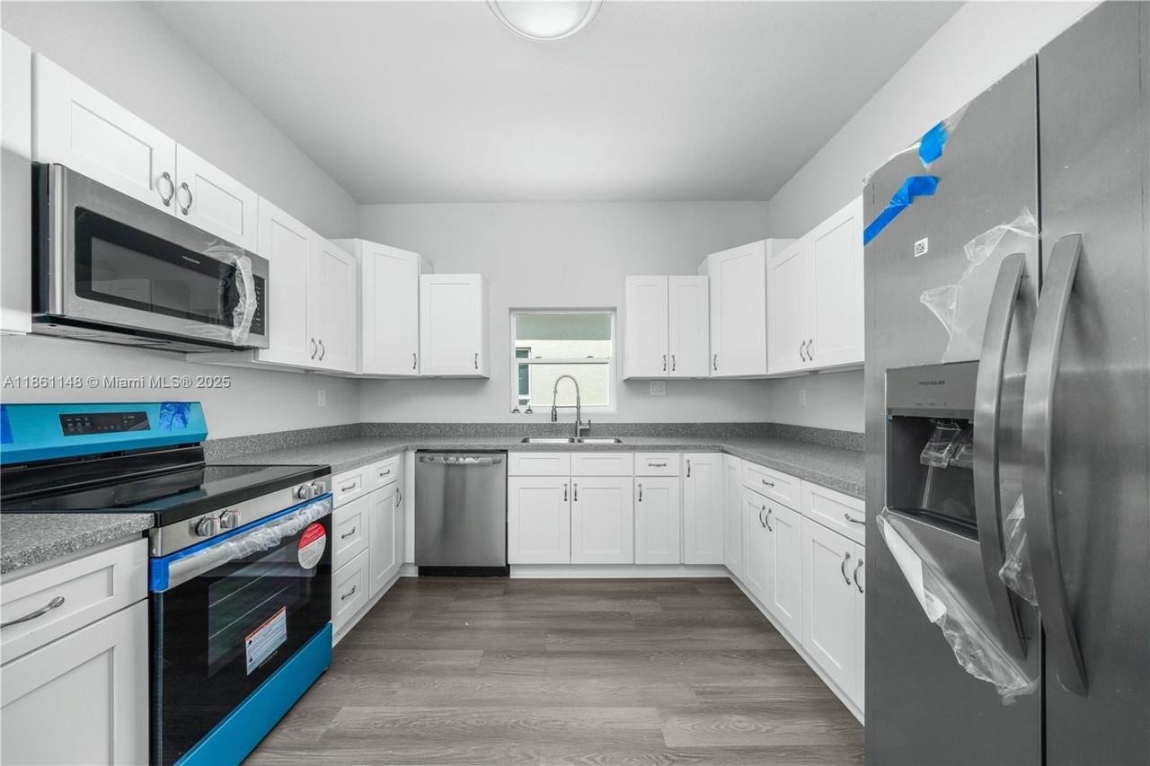 1454 Las Villas Blvd - Photo 3 of 48