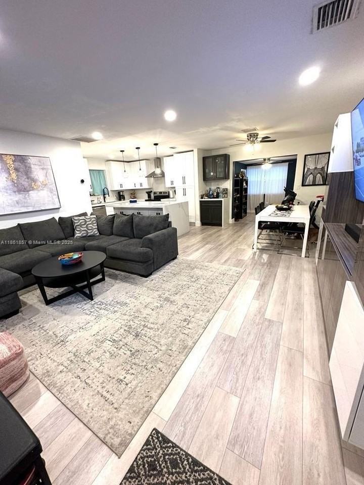 2751 Sw 4th Ct - Photo 3 of 24