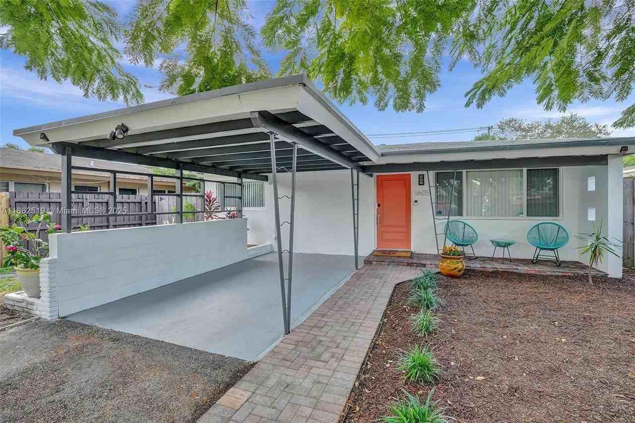 1605 Nw 7th Ter - Photo 4 of 33