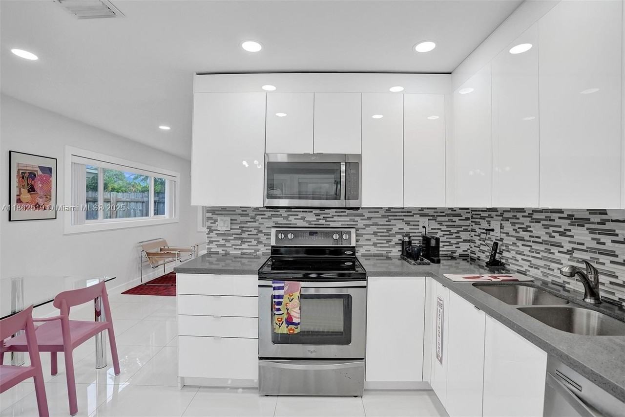 1605 Nw 7th Ter - Photo 5 of 33