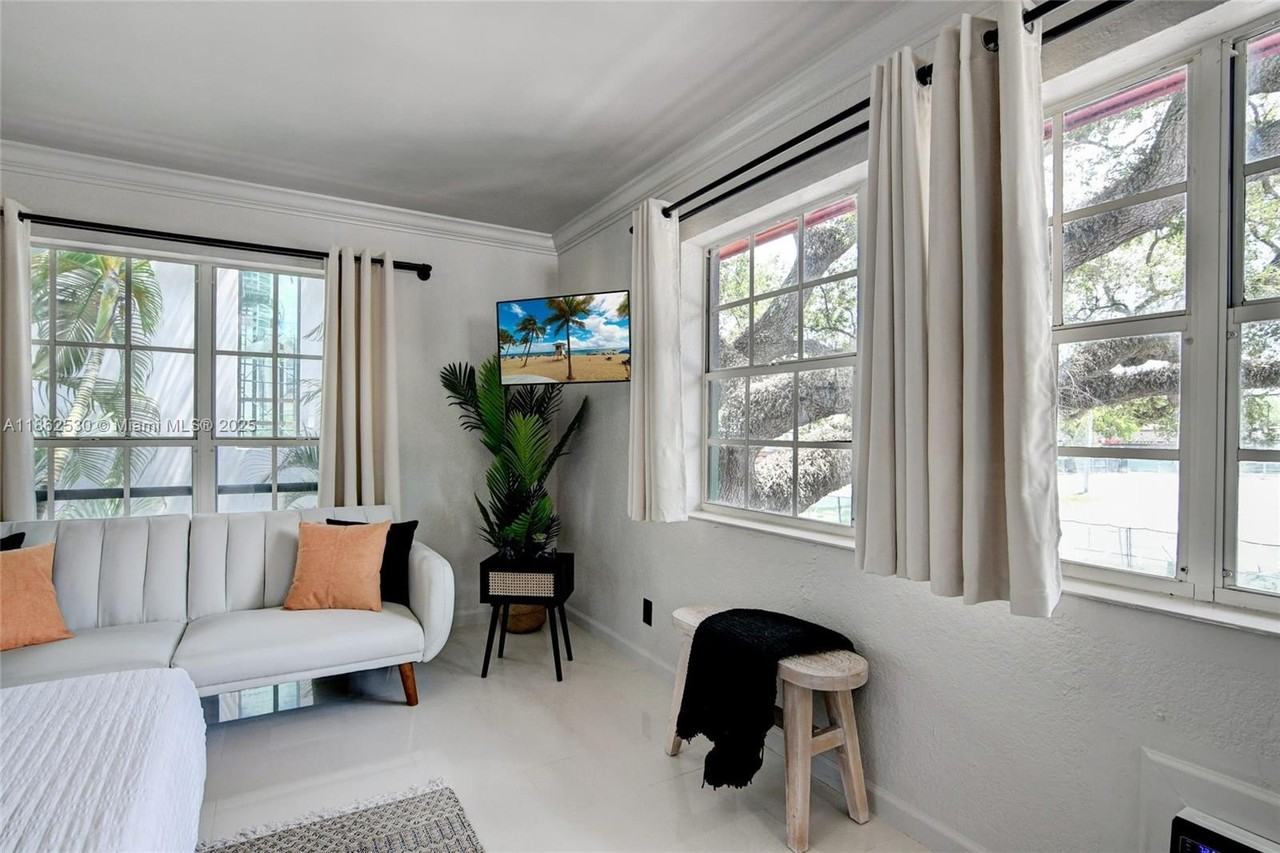 1007 Se 2nd Ct #5 - Photo 3 of 18