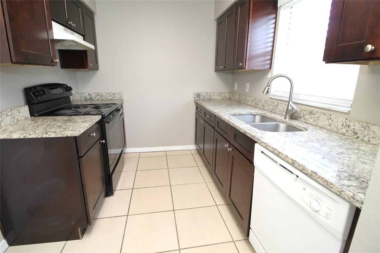 102 W Center St Apt B - Photo 3 of 12