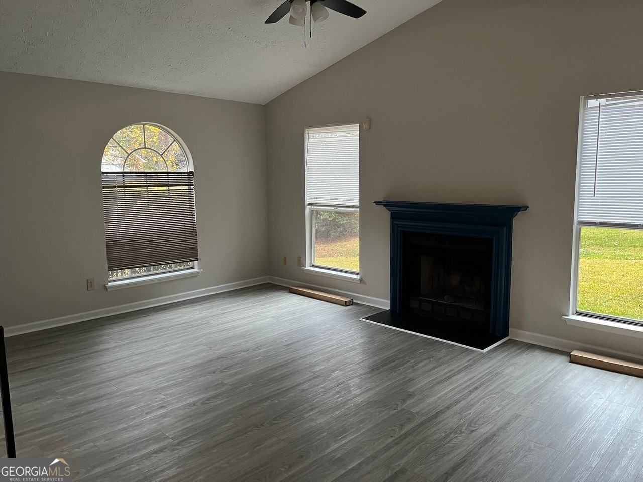 1560 Pin Oak Ln Se - Photo 3 of 18