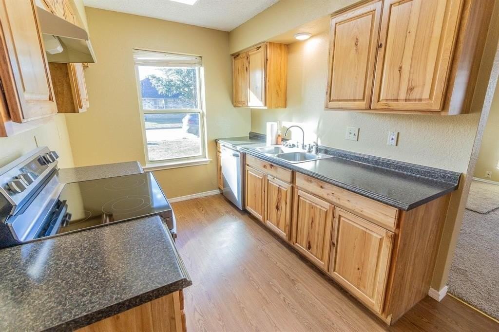 1007 Phillips Cir - Photo 4 of 12