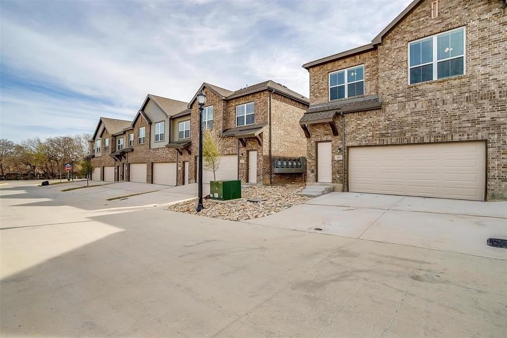 520 Lake Point Dr - Photo 2 of 40