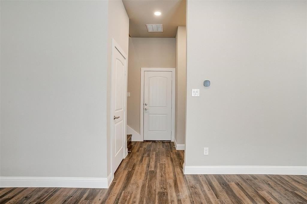 520 Lake Point Dr - Photo 4 of 40