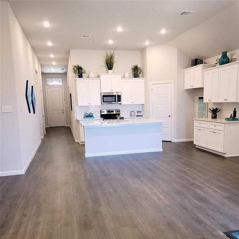 1118 Silverthorn Trail - Photo 2 of 16