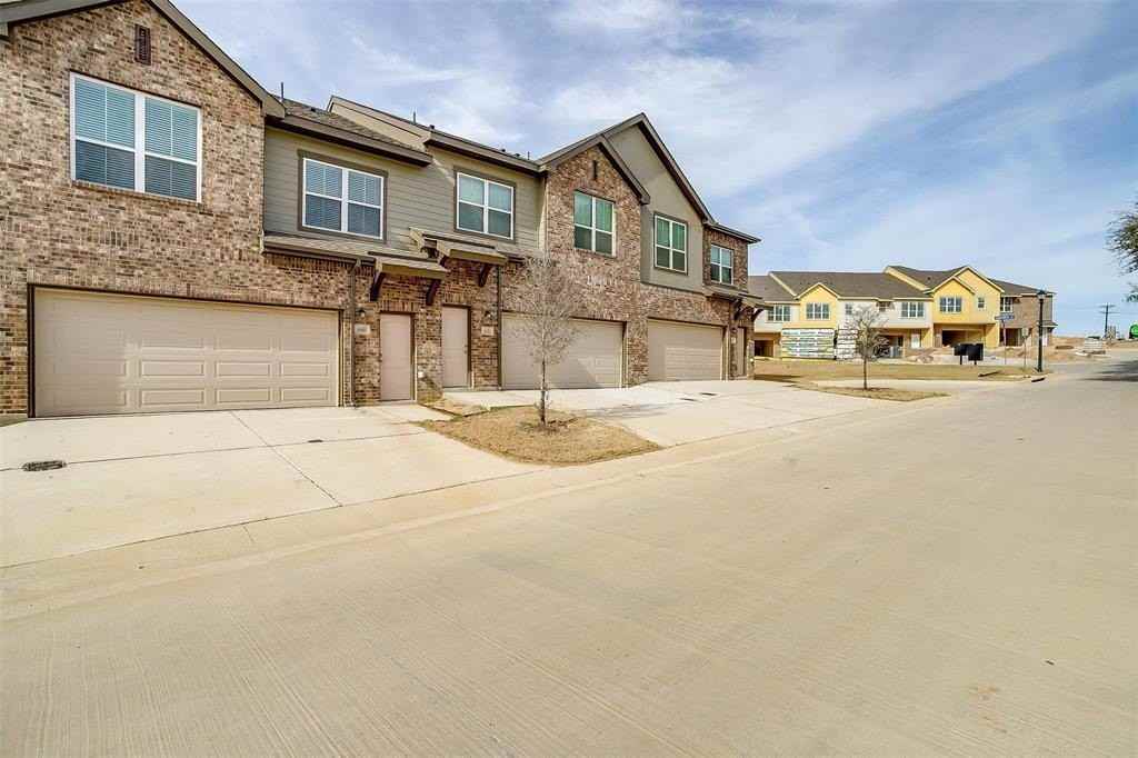 544 Lake Point Dr - Photo 4 of 36