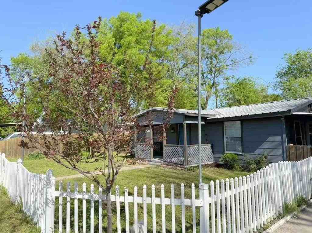 2925 Janet Drive - Photo 3 of 37