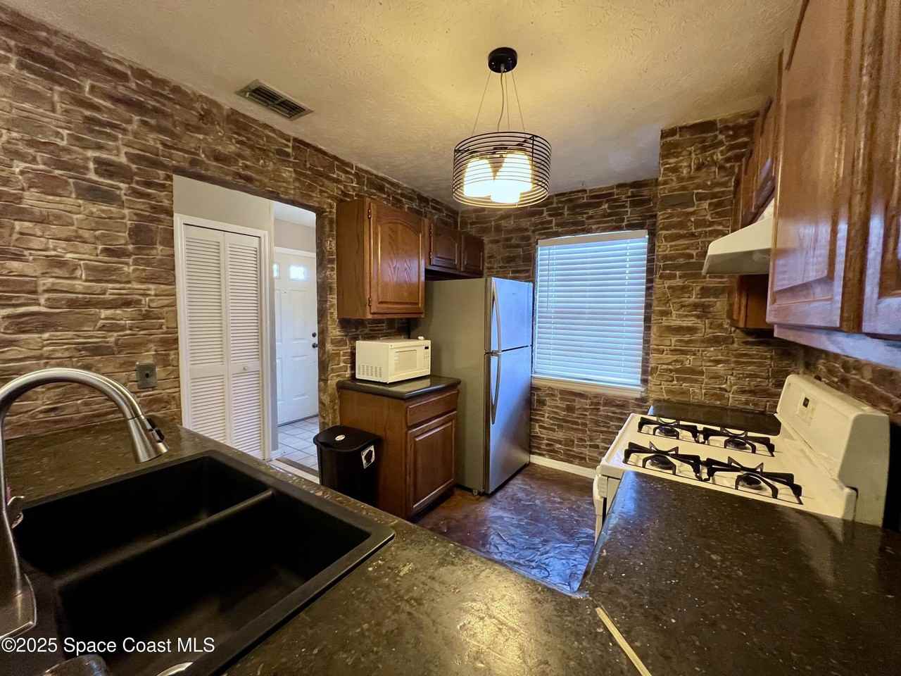 2326 Talmadge Dr - Photo 2 of 14