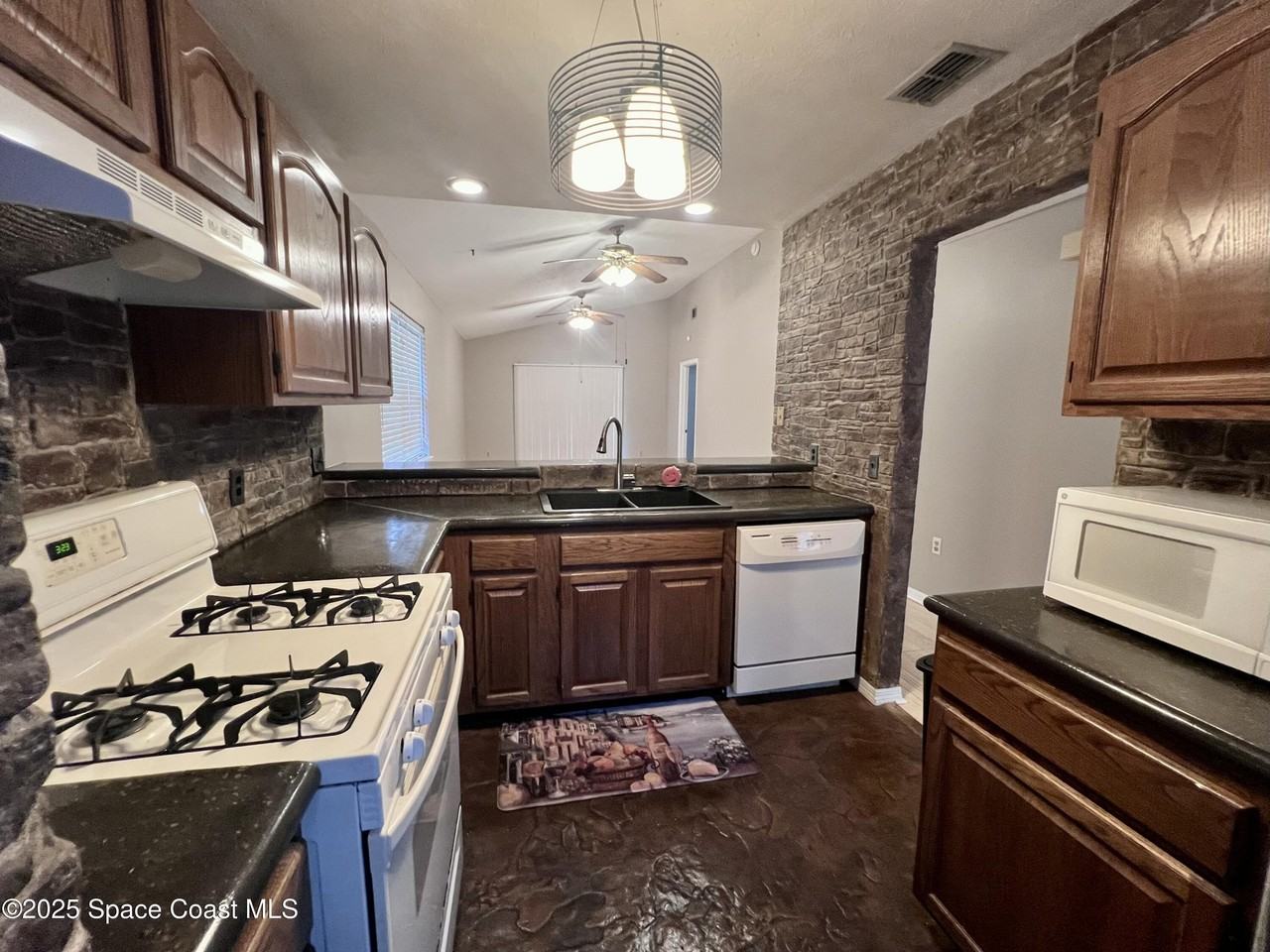 2326 Talmadge Dr - Photo 3 of 14