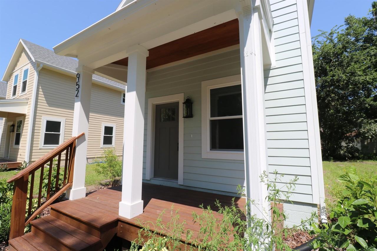 952 Alexander St - Photo 4 of 28