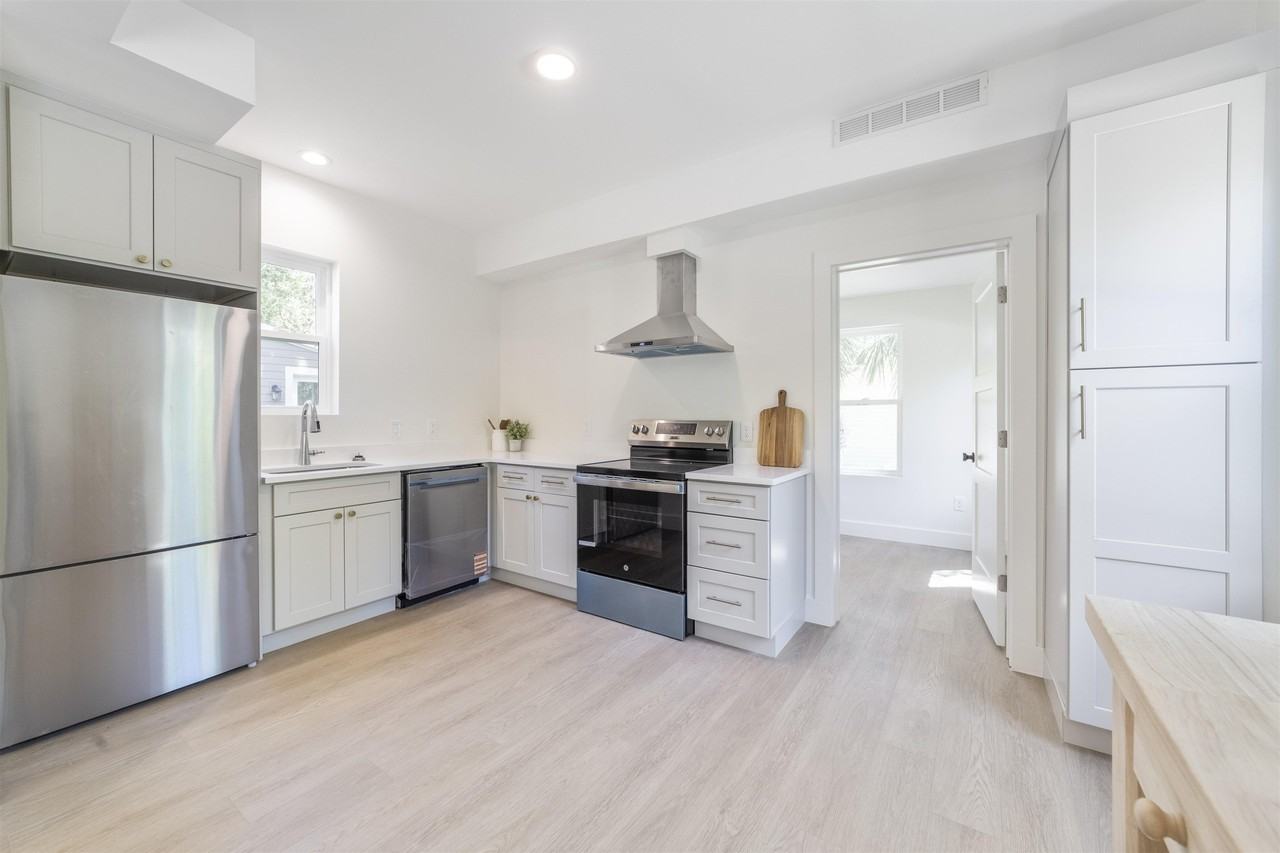 952 Alexander St - Photo 7 of 28