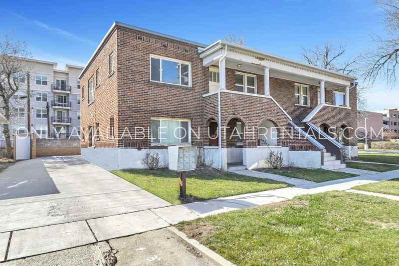 220 Southeast Catawba Road - Photo 2 of 23