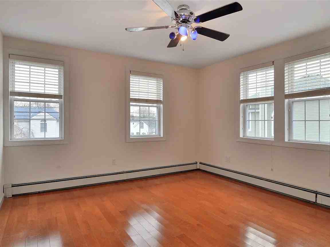 411 Bayville Ave - Photo 3 of 7