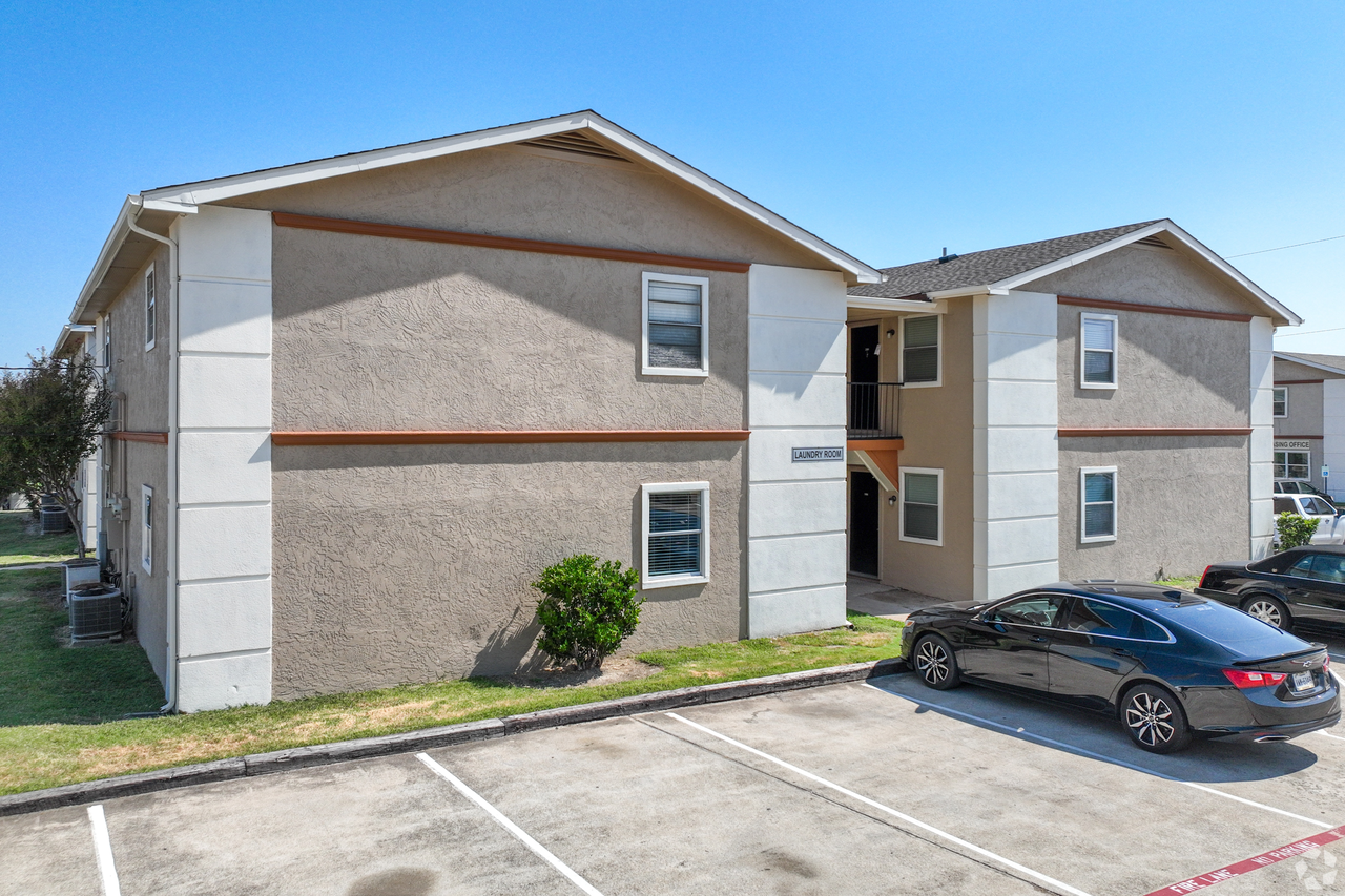 9211 Dale Lane - Photo 2 of 31