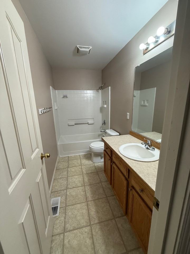 8929 Meadow Park Cir #NA - Photo 2 of 6