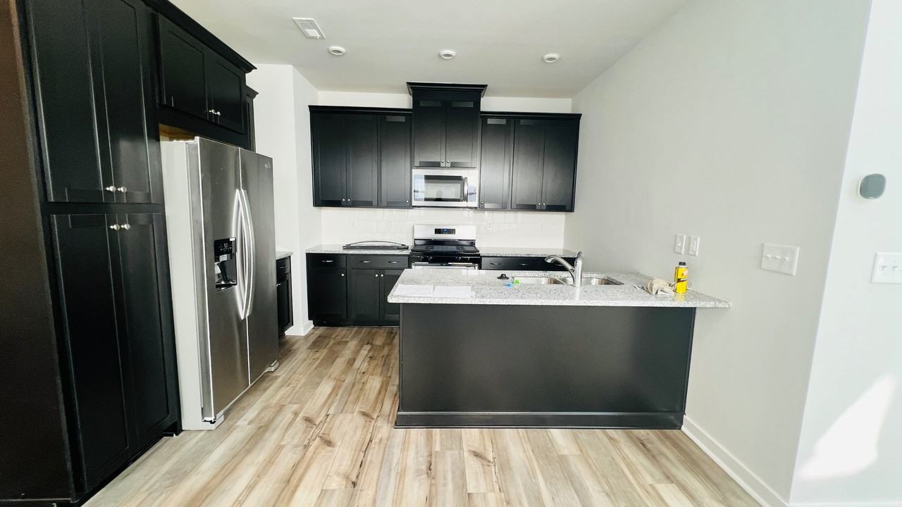 9505 Munsing Dr - Photo 4 of 49