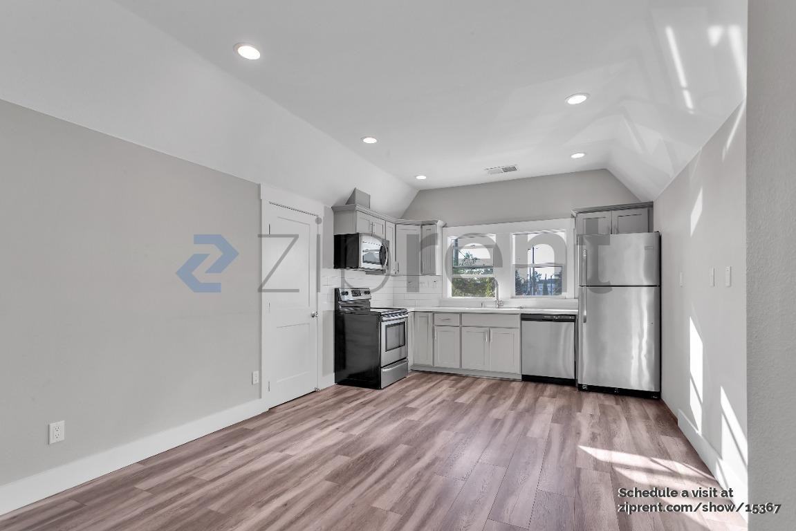 1701 Broadway #D - Photo 6 of 17