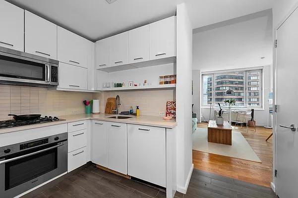 W 42nd St #14K - Photo 3 of 16