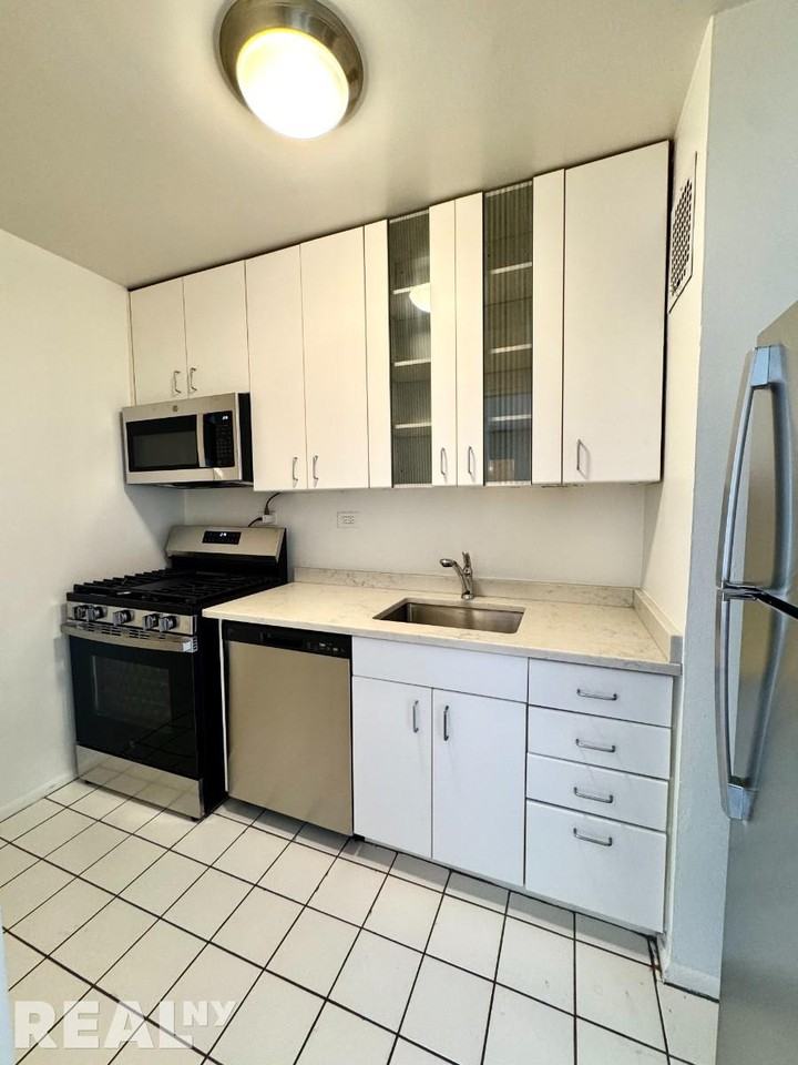 E 49th St #7H - Photo 2 of 5