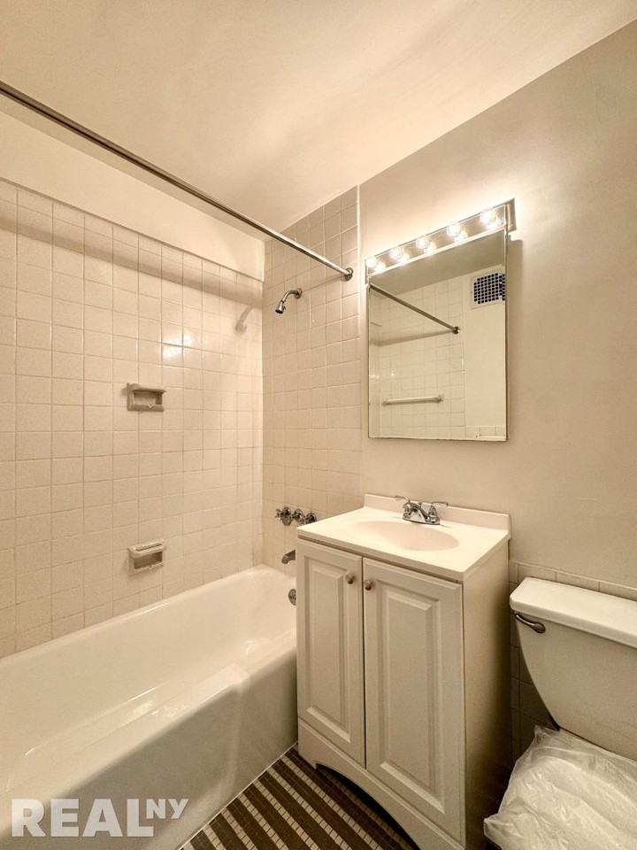 E 49th St #7H - Photo 3 of 5