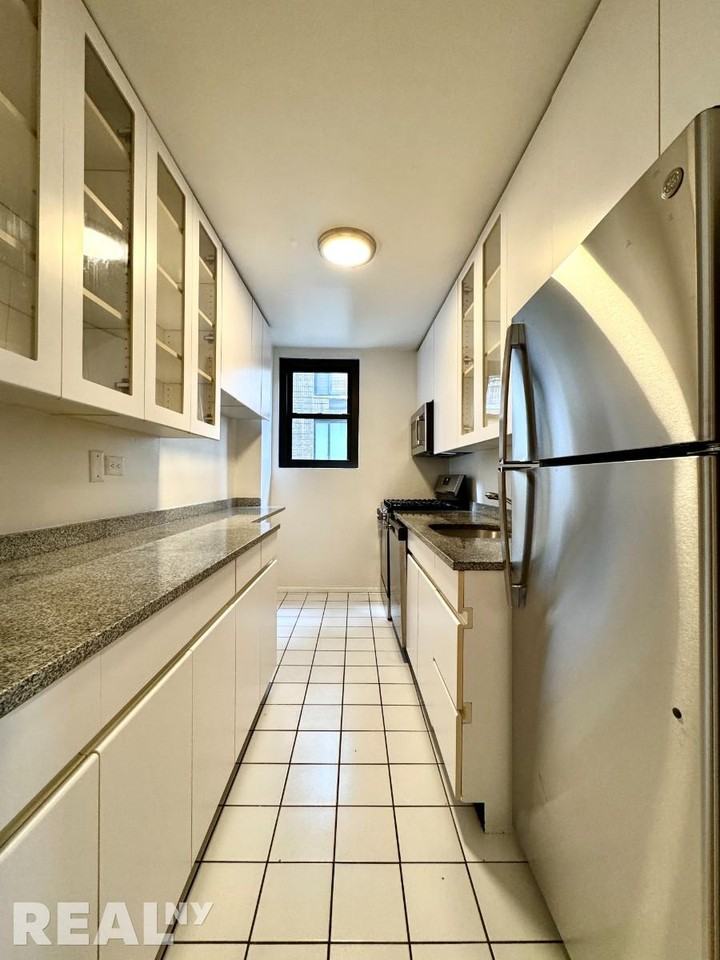 E 49th St #8S - Photo 3 of 6